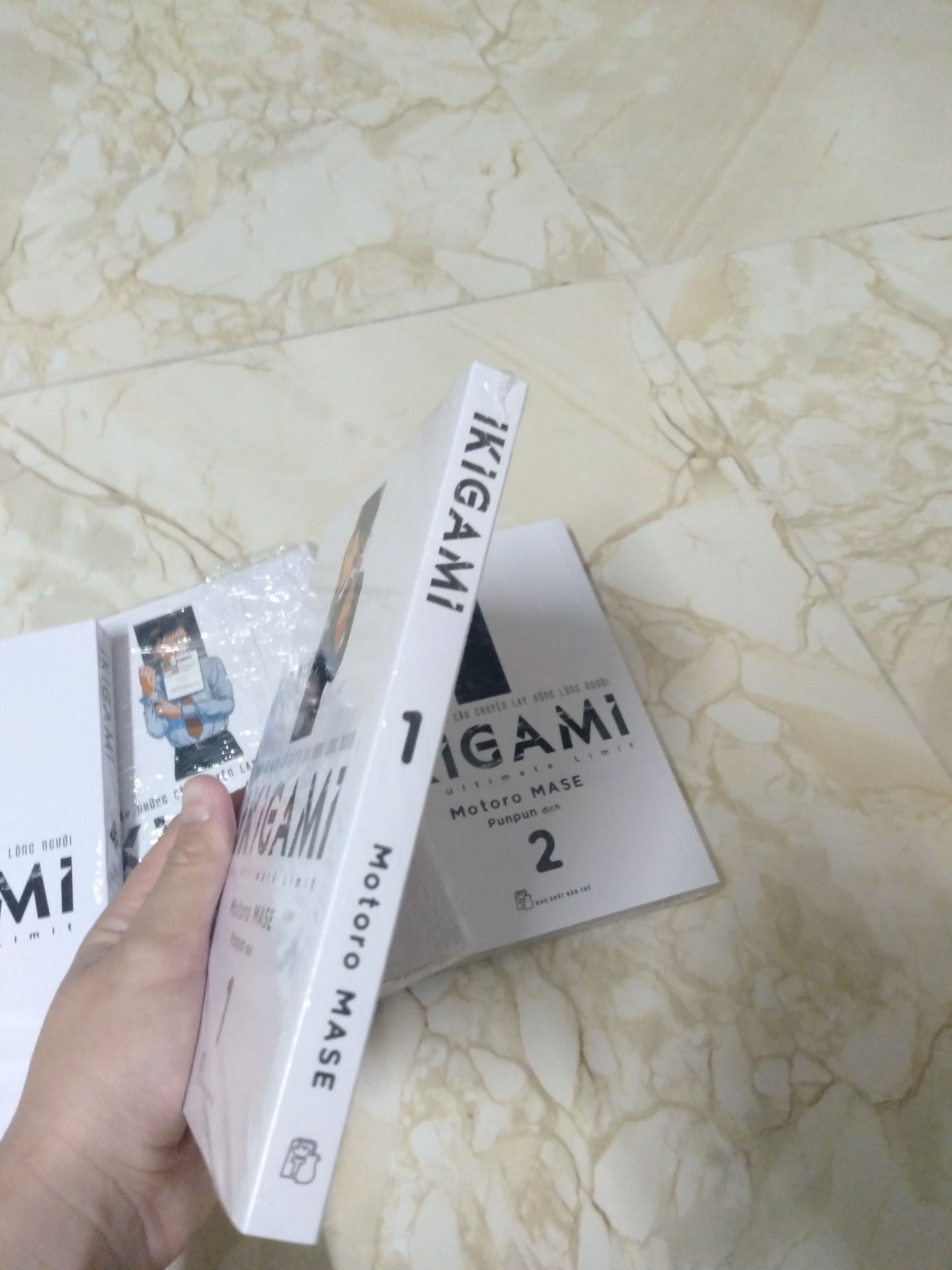 Sách giao nhanh, đc bọc kĩ lưỡng nha. Truyện này thì hay khỏi phải bàn :")) Nét vẽ tuy ko bắt mắt nhưng cốt truyện đỉnh nhen, nhân văn 10/10. Mn có thể tìm đọc  trc trên web xem có hợp gu ko chớ mình là canh sale rinh liền mấy em này về đó :))