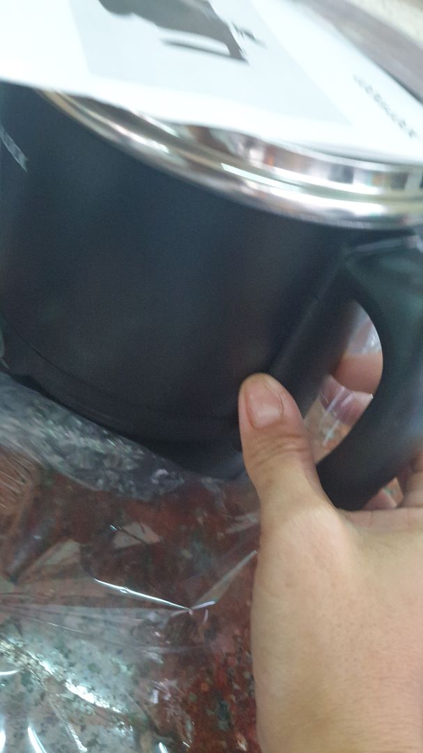 Mới nhận hàng ko cho kiểm tra, vừa mở bịch ra tay cầm của nồi bị vỡ, mua tưởng đâu xài liền được nào ngờ nồi bên tiki giao cho mình bị gẫy phần tay cầm buồn ghê, nồi đó mình rất thích nhưng bị gẫy làm mình phải chờ đổi lại