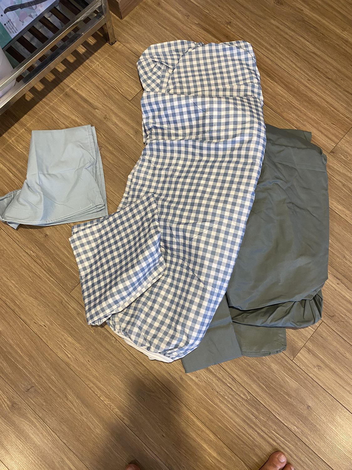 Bộ ga gối có chất lượng tốt, vải đẹp, kích thước chuẩn. Tôi cảm thấy rất hài lòng với bộ sản phẩm này. Hơn nữa giá rất rẻ. Ngoài ra khuyến mại lớn. Nếu so sánh với các sản phẩm cùng loại thì tôi cảm thấy ưng ý. Chúc cửa hàng bán được nhiều sản phẩm hơn nữa.