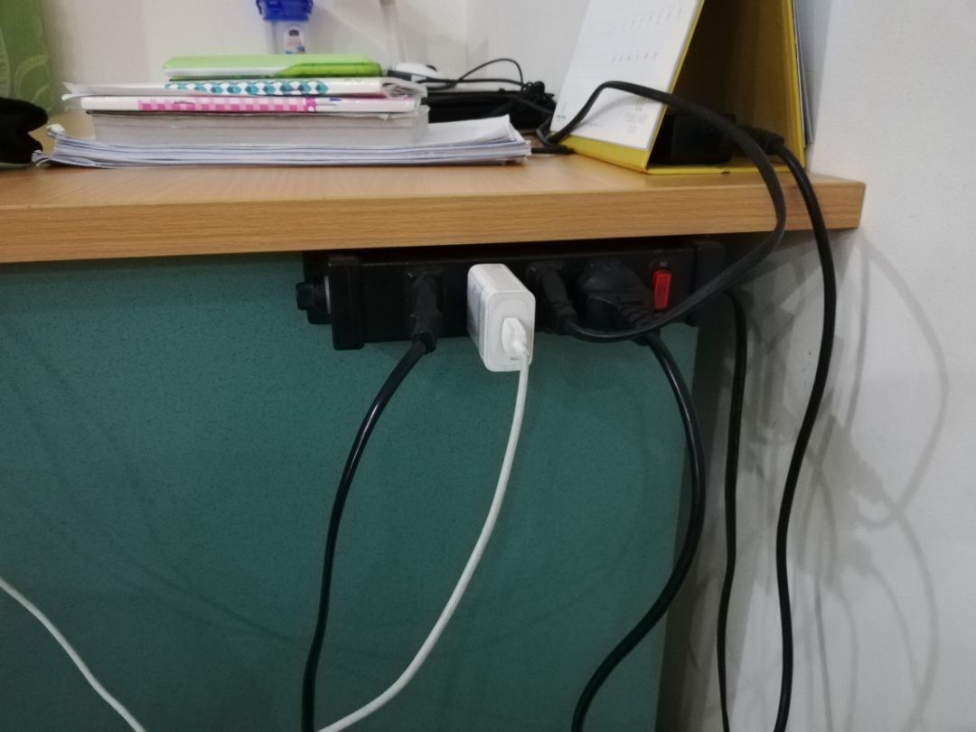 Về dịch vụ giao hàng của tiki thì mình không có gì để nói. Luôn sớm hơn dự kiến, 2 hôm là có hàng.

Còn mình có đọc 1 số bạn cho nhận xét keo không dính cũng hơi lo lắng nhưng tham khảo trên mạng thì chắc chỉ lựa được mỗi loại này nên nhắm mắt mua. Mà đúng là lúc dán sờ mặt keo không dính lắm thật =)) Cơ mà lúc dán lên bề mặt là nó nằm yên đó luôn nên mình cũng hài lòng. Mình mua về dán ổ điện lên bàn gỗ là nó dính luôn.

Mình cũng để ý 1 vài người than phiền về việc keo khó bóc nên cũng tiện chỉ cho mọi người cách bóc là trước khi bóc thì lấy móng tay miết mép kéo ra 2 bên thì nó sẽ hở ra chỗ để bóc. Theo hướng dẫn gỡ keo là kéo dãn keo ra sẽ gỡ được nên áp dụng cho việc bóc luôn.