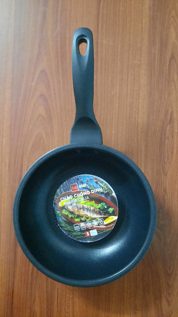 Hàng đóng gói tạm được. Chảo cầm chắc tay, chưa dùng nhưng chắc là ổn.
 Nhân viên giao hàng thân thiện. Giao hàng đúng hẹn.
