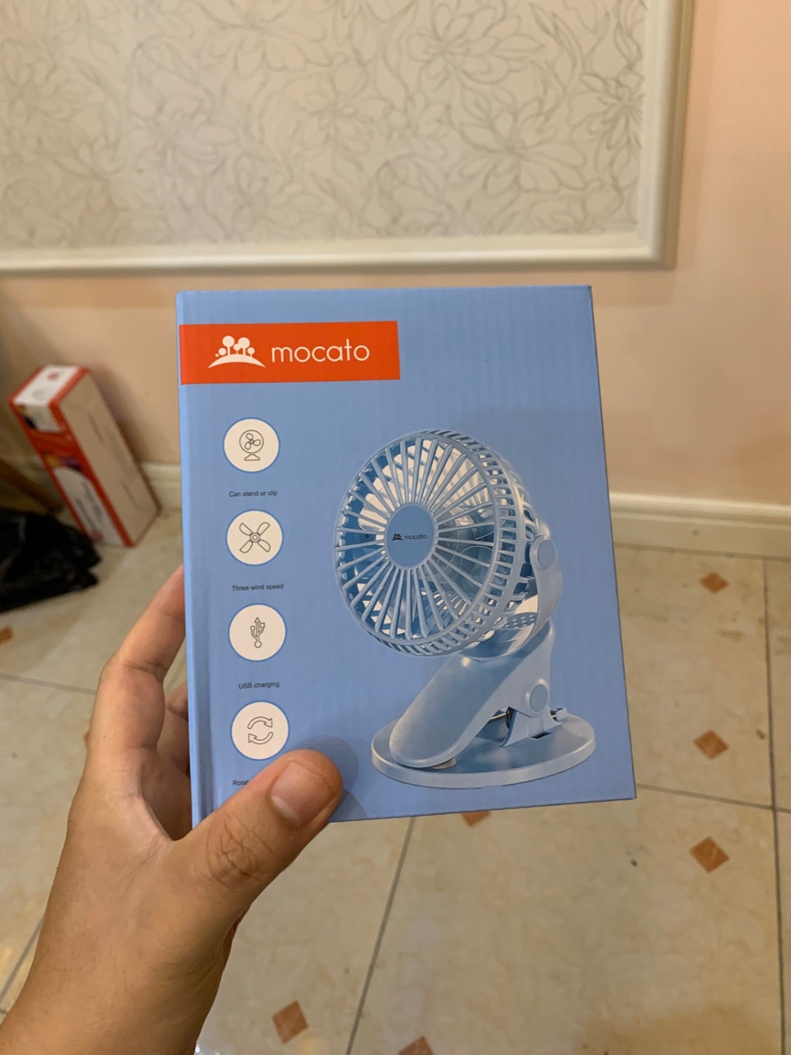 Quạt rất mát và êm, mang đi tắm biển. Ngồi sau xe ô tô bật mát hẳn, pin dùng rất lâu. Nhà nghỉ bị mất điện mấy tiếng mà máy nổ hỏng. Lôi ra quạt rất tiện, may mà mang đi.
Hoàn thiện đẹp, tiện ích và rất chất lượng so với số tiền bỏ ra.