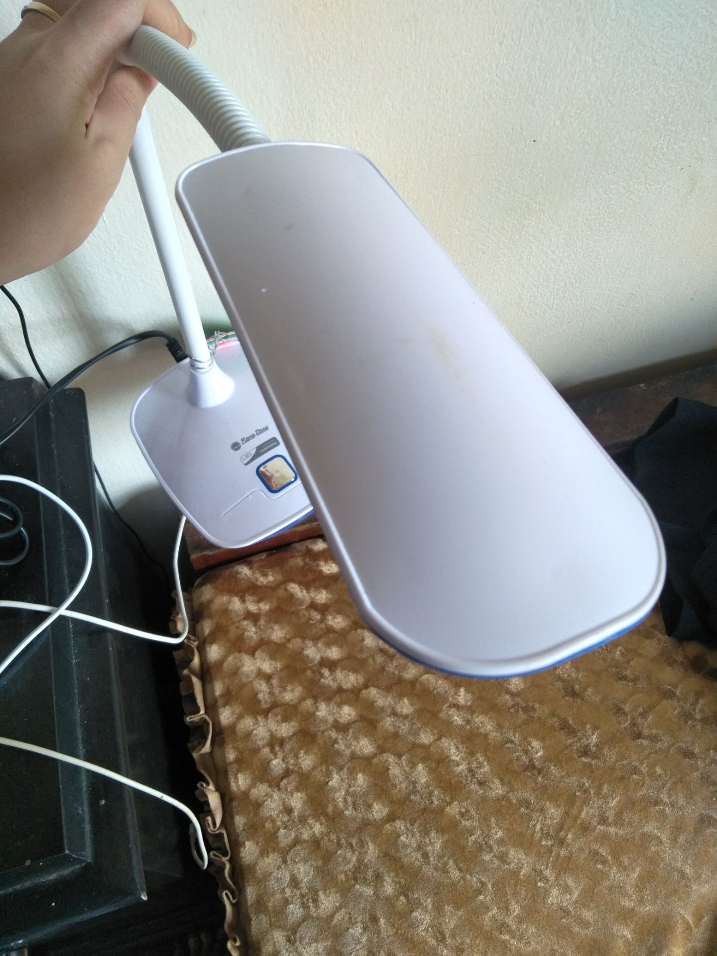 Shop giao sai màu. mình đặt màu hồng, lại giao màu xanh. mở hộp ra thấy bụi bặm bám nhiều. 
Được cái đóng gói cẩn thận.
Đề nghị Tiki đổi lại sản phẩm cho mình.
Vì bé gái nhà mình k thích màu xanh. Thanks