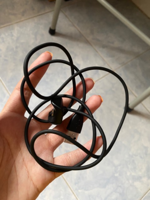 Sạc k chính hãng nhìn bự hơn với k có mã code, dây cũng dài với khác nhưng nói chung sạc nhanh, ok, sạc chính hãng tự nhiên hư may mà có bán