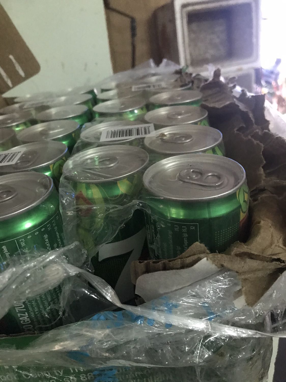 Tệ kinh khủng mua 2 thùng, thùng bên trên móp. Thùng dưới thì xì nước thúi rùm còn bị móc hết 2 ***. Chỉ vì chủ quan tin tưởng giao hàng bên tiki mà giờ thay đổi ngậm ngùi ko đổi được thôi. Làm ăn mất uy tín quá. Từ giờ là phải kiểm hàng mới dám nhận. Mất hết niềm tin vào tiki. Kiểu này sao giữ được khách. Tệ hết sức