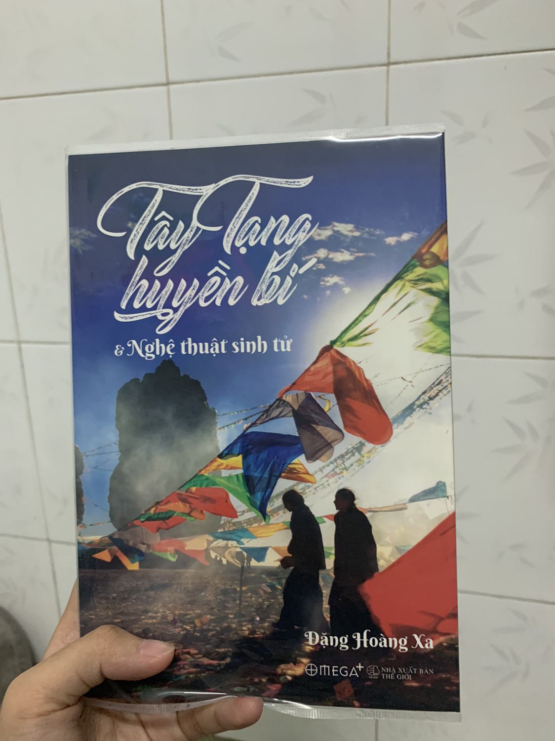 Sách giao hơi chậm xíu, đóng gói cẩn thận, mình thấy mọi người review nhiều nên cũng tò mò mua đọc thử.