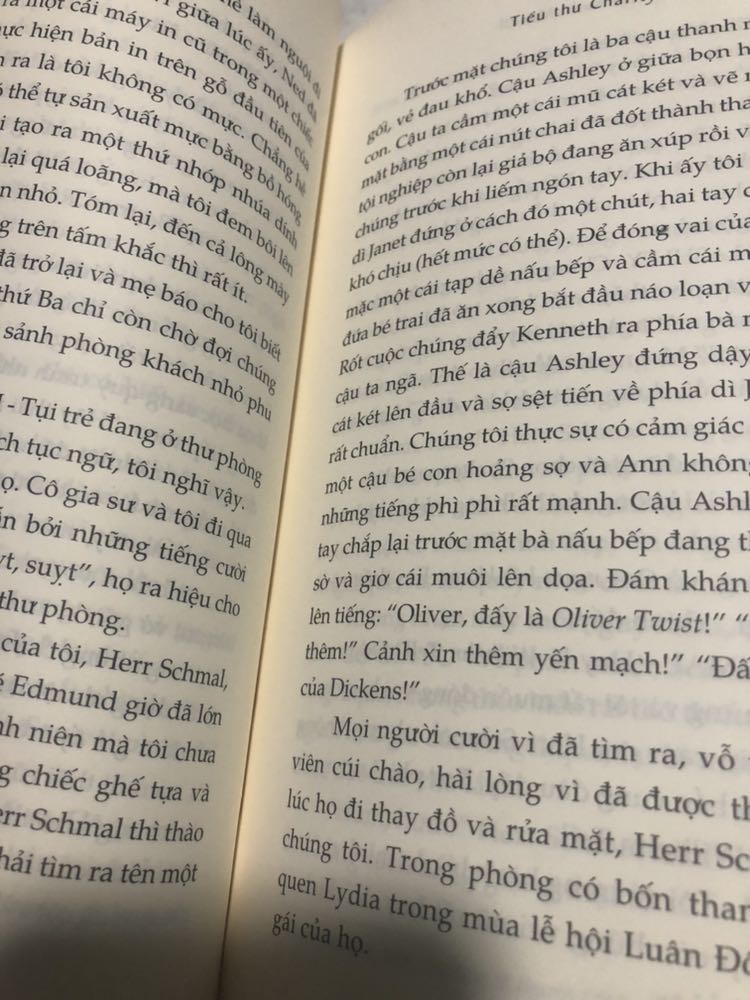 Shipper rất thân thiện và lịch sự
Tuy nhiên sách bẩn và bị móp nhẹ ở góc. Trang sách vì vàng như như sách cũ :(