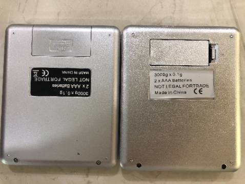 Mình cần loại cân chính xác ở mức 0,1g, những lần trước mua mẫu cân này ok, lần vừa rồi chọn mua tới 2 cân mà không cái nào ổn. Đổ nguyên liệu vào cứ thể hiện là đang 0,4g, nhấc lên đặt xuống đã nhảy lên 1,1g. Nhấc lên đặt xuống lần nữa thành 0,9g. 

Khi lật mặt sau mình thấy đường nét cũng không sắc sảo như cân cũ, dãn nhãn cũng méo. Trong hình bên trái là cân cũ, bên phải là cân mới mua. Có lẽ là hàng nhái hoặc 1 nhà sản xuất khác làm theo mẫu tương đương nhưng chất lượng tệ hơn