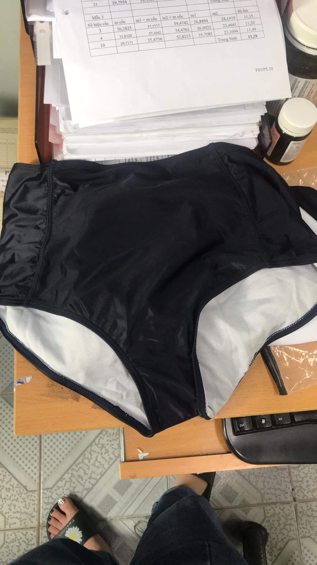 Quần khoét khá nhiều. Đề nghị bên bạn xem có sai sót gì không. Mình khá thất vongn về quần còn áo thì khá ok. không bt đổi lại quần đc không nhỉ