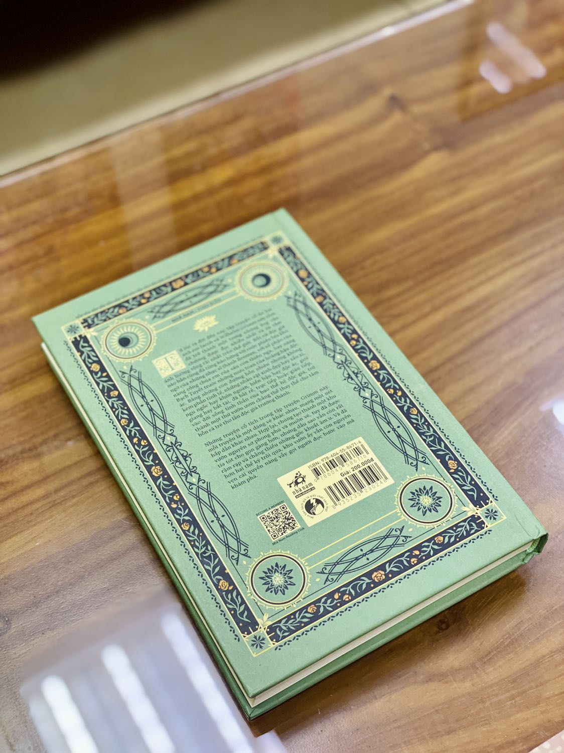 - Tiki giao hàng sớm hơn dự kiến 2 ngày. Hộp khá vừa vặn với sách, đơn 2 quyển nhưng chỉ 1 quyển được bọc màng co.
- Sách bìa cứng, khổ vừa, thiết kế bìa đẹp, chất lượng giấy ổn, có ảnh mình họa trắng đen theo từng câu chuyện. 
- Tuy nhiên trong quá trình bảo quản/vận chuyển các góc sách bị móp nhẹ, ruột sách bị gợn sóng làm ảnh hưởng đến thẩm mỹ của sách. Có thể vì lý do này nên giá sách giảm một nửa. Nhìn chung mình khá hài lòng với sản phẩm.