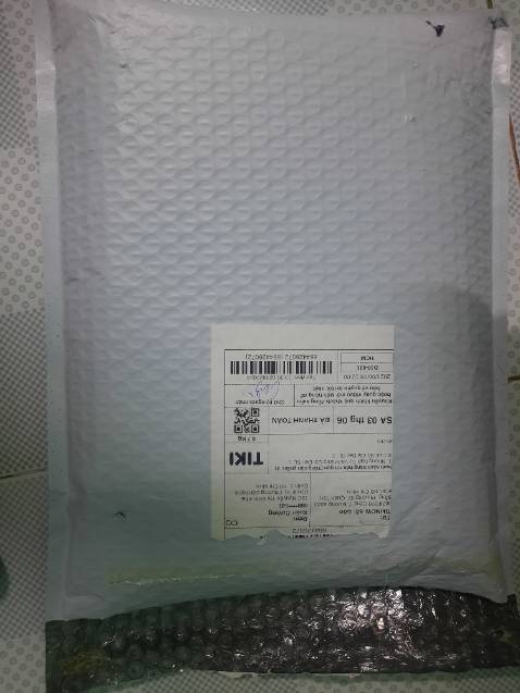 Khui hàng thấy sách bị xước nặng 1 góc