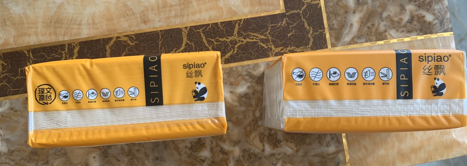 Mình mua giấy của shop thùng này là thùng thứ 3 rồi. Nhưng 2 thùng trước là màu tím như hình bên trái. Đợt này lại là màu đỏ như hình bên phải? Thêm cái là bao bì cũng khác nhau, và mẫu cũ kích thước thì 180 còn mẫu mới thì 175. Mong shop trả lời thoả đáng ạ. So sánh giữa 2 mẫu giấy thùng màu tím và màu đỏ khác nhau rõ rệt. (Bên trái thùng cũ- bên phải thùng mới giao)