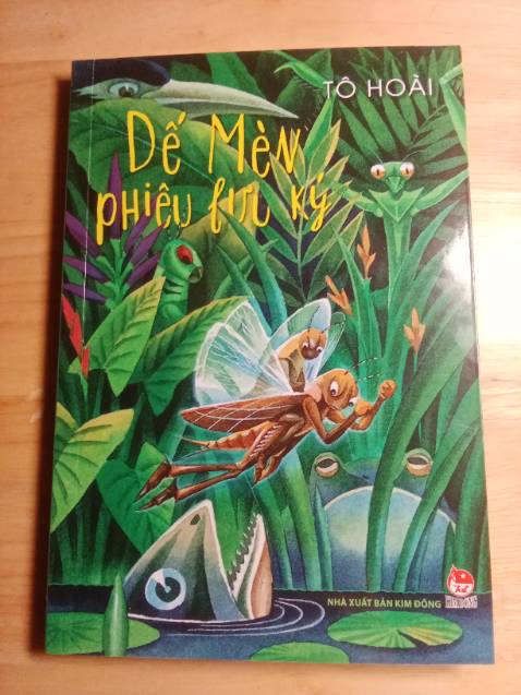 Sách mang gam sắc tươi tắn, rực rỡ cùng rất nhiều hình minh hoạ đặc sắc dải dài theo cốt truyện. Cách trình bày cùng font chữ in cũng rất đẹp và khoa học, giúp người đọc dễ hình dung và tưởng tượng hơn rất nhiều. 
Nội dung bên trong thì mình nghĩ khỏi cần bàn rồi - hay và đặc sắc vô cùng. Recommended mọi người nên mua nhé