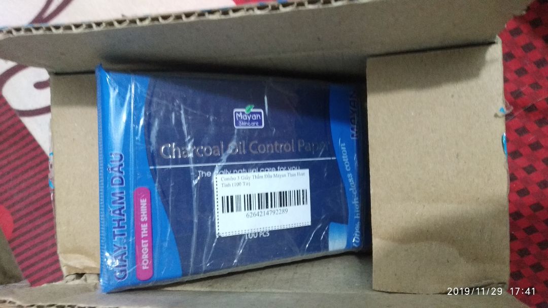 giao hàng nhanh, đặt hôm trước hôm sau giao rồi, sản phẩm đều mới cả, giấy cũng thấm hút dầu rất tốt, mình chỉ cần dùng 1 tờ là có thể thấm đc hết dầu rồi, nhưng mình thường dùng thêm 1 tờ nữa cho sạch dầu hoàn toàn. chất giấy dai, cũng k mỏng đến nỗi dễ rách như các bạn nói giao hàng nhanh, đặt hôm trước hôm sau giao rồi, sản phẩm đều mới cả, giấy cũng thấm hút dầu rất tốt, mình chỉ cần dùng 1 tờ là có thể thấm đc hết dầu rồi, nhưng mình thường dùng thêm 1 tờ nữa cho sạch dầu hoàn toàn. chất giấy dai, cũng k mỏng đến nỗi dễ rách như các bạn nói