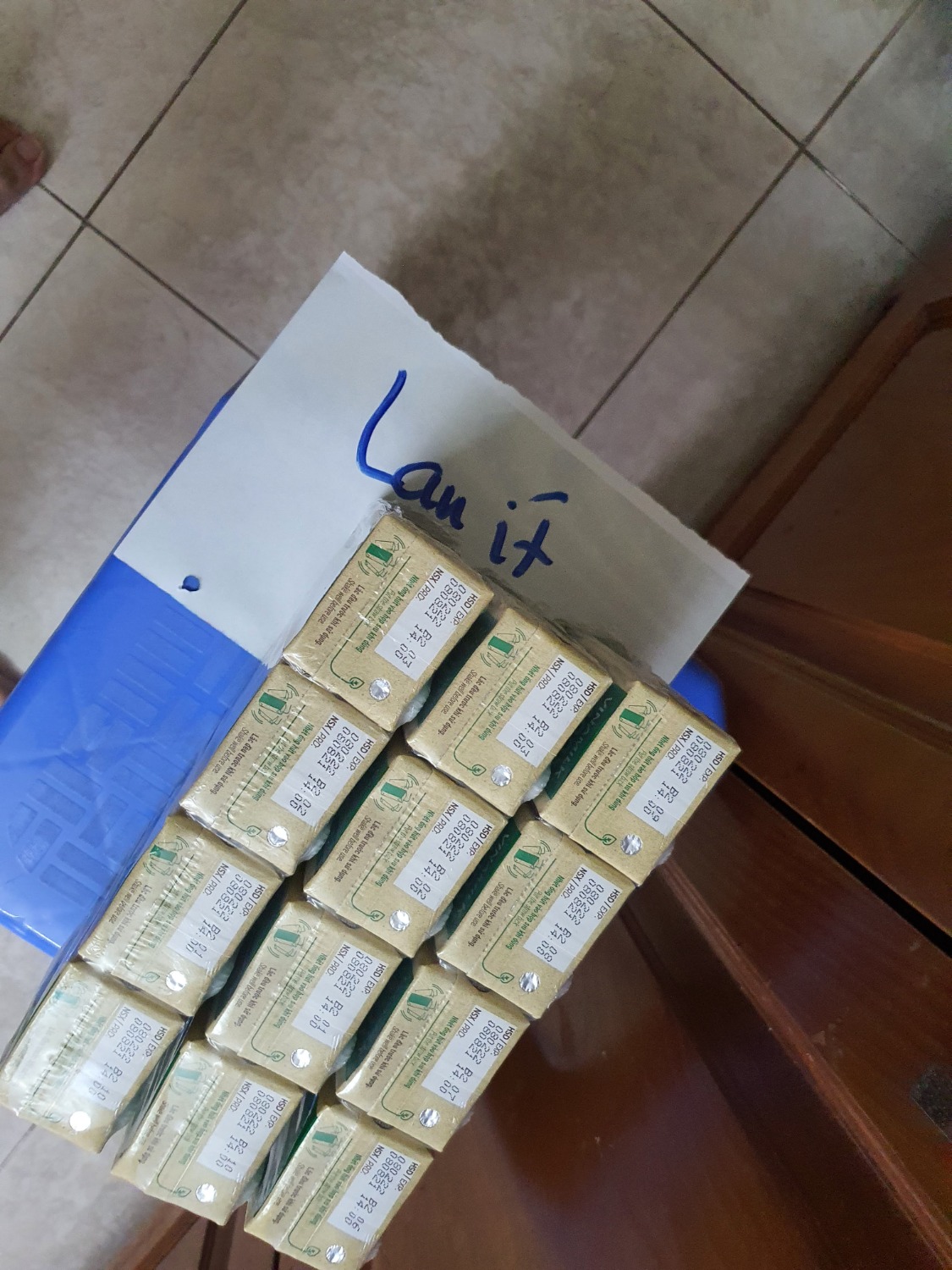 Khi nhận từ shipper thì chưa phát hiện ra do thùng sữa được gói bọc tốt bằng màng co nilon. Về mở ra mới thấy, chắc do lúc vận chuyển bị xô lệch nên bục 1 hộp ở góc (bục chỗ cắm ống hút) khiến sữa rỉ ra, tràn vào các lốc còn lại. 1 nửa thùng ko phải lau lại, còn 1 nửa thì phải cắt nylon ra ít nhiều phải lau lại từng hộp cho sạch sẽ.