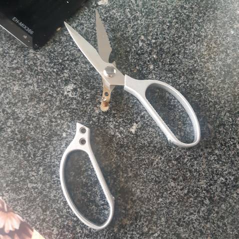 Kéo mới mua về chưa kịp sử dụng mà ốc tay cầm rớt ra mất tiêu, kéo phục vụ bếp mà ốc muốn rớt ra lúc nào thì rớt thì thật nguy hiểm lở không phát hiện nó lẫn trong thức ăn thì tiêu. Không nên mua ở shop này