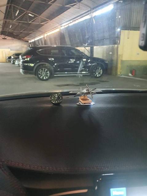 Nhỏ nhỏ xinh, sang trọng, dễ điều chỉnh giờ. Có tặng kèm pin