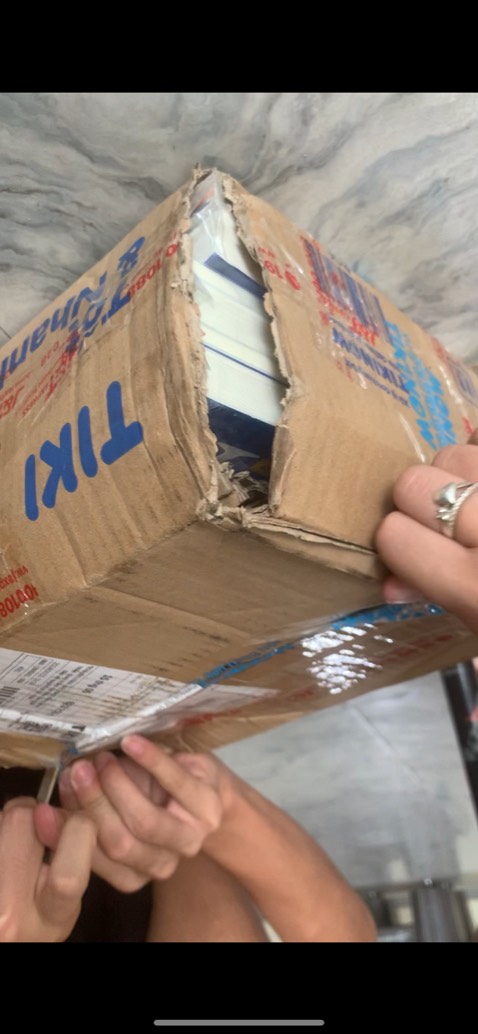 Đóng gói và vận chuyển tệ. Sách cong góc. Chất lượng sách bìa xước và có trang mực còn bị nhoè chữ