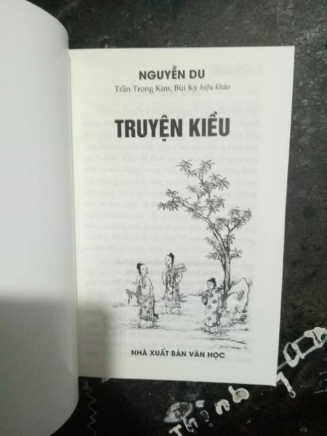 Truyện Kiều - món ăn tinh thần của người dân Việt Nam ta. Tác phẩm là câu chuyện kể về cuộc đời lận đận, lênh đênh, bảy nổi ba chìm của nàng Kiều, là lời tố cáo, lên án xã hội lúc bấy giờ. Sách hay, trình bày, in ấn đẹp mắt, tao nhã, thanh lịch. Đóng gói cẩn thận, có bọc nilon phủ bên ngoài, phông chữ không quá to, chú thích rõ ràng, cặn kẽ. Cuốn sách đáng đồng tiền bát gạo, các bạn nên mua để ủng hộ Tiki nha