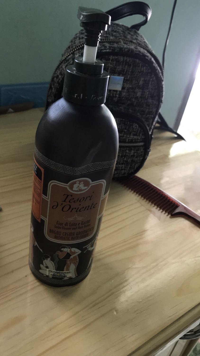 Shop gửi không có móc khoá tặng, chai bị móp, nắp và vòi pump cũng bị vỡ, may m có vòi chai cũ lắp vào. Sữa tắm thì ổn, thơm lâu, không làm khô da. Đáng tiền nha mn. Shop nên cải thiện đóng gói với vận chuyển