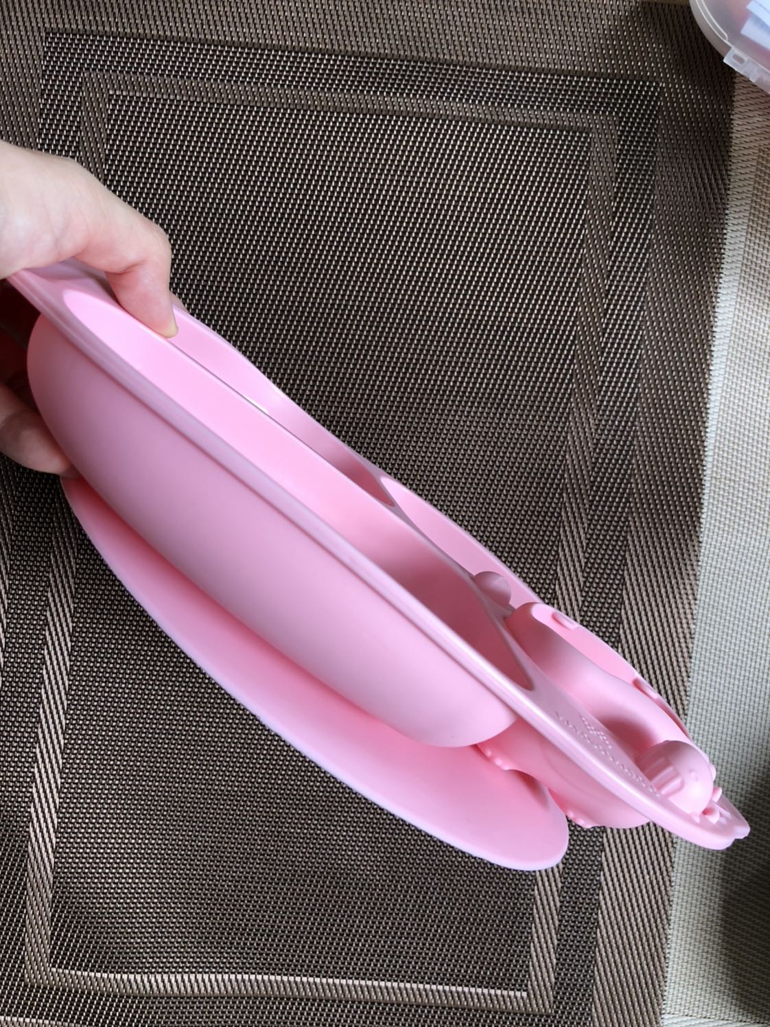 Khay ăn siêu dể thương. Silicon dày dặn, không hôi. Yên tâm cho bé sử dụng.