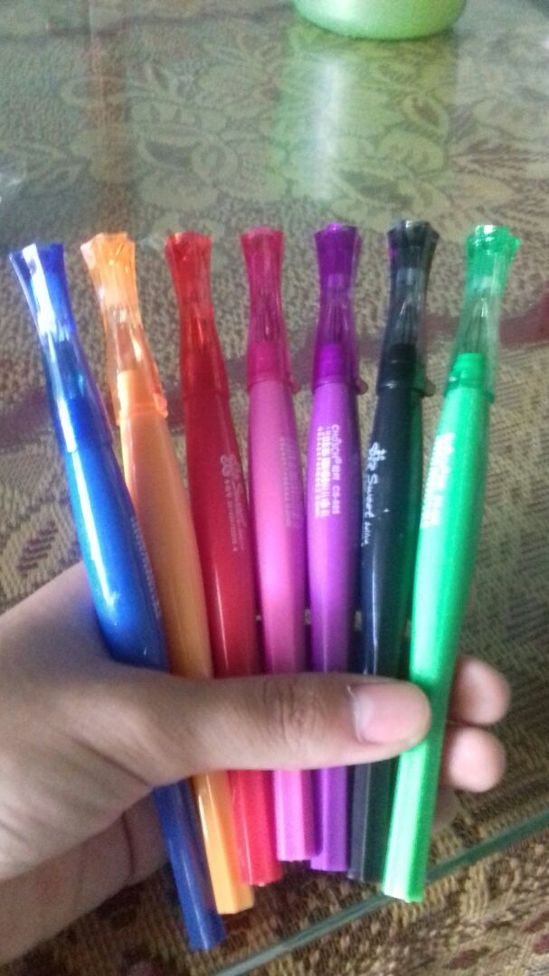 Đợt lần này tiki giao nhanh hơn dự kiến 2 ngày. Shipper thì vẫn tận tình như mọi khi. Nhưng về phần chất lượng sản phẩm thì đây có thể nói là đợt hàng đầu tiên mình k hài lòng bởi tiki ấy, mình đặt 7 cây bút này, lúc nhận thật sự thích luôn, vì nó đẹp, cầm chắc tay nữa... Mình lôi ra viết thử để review lại thì mới thấy thất vọng tràn trề @@ 7 cây mà chỉ viết được mỗi cây màu đen thôi, còn lại đều bị tắc mực, mình rất là bất ngờ luôn ấy. Vì mình có mua bút này ở ngoài kiệu sách dùng rồi, chưa bị tắc mực lần nào, trừ khi để bút bị rơi quá nhiều lần (vì nó cũng chỉ là bút mực thôi mà) ... nhưng mình muốn ủng hộ tiki vì trước giờ mình luôn tin tưởng tiki từ chất lượng đến giá thành và cả người giao hàng nữa. Vậy mà lần này, ôi trời ơi 7 cây mà hết 6 cây tắc mực rồi thì phải làm sao đây.... Buồn quá đii thôi ??