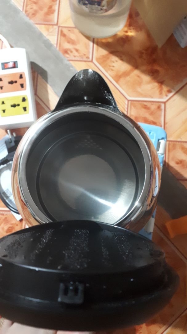 ấm đun nhanh.inox sáng bóng đẹp.nhỏ gọn dung tích 1.2l.thiết kế đẹp.nhưng ấm khi đun sôi sẽ bị nóng phần thân inox dễ gây bỏng nếu ko cẩn thận.phần tay cầm hơi nóng khi ấm sôi.tuyệt đối ko chạm phần thân khi nước sôi nóng.