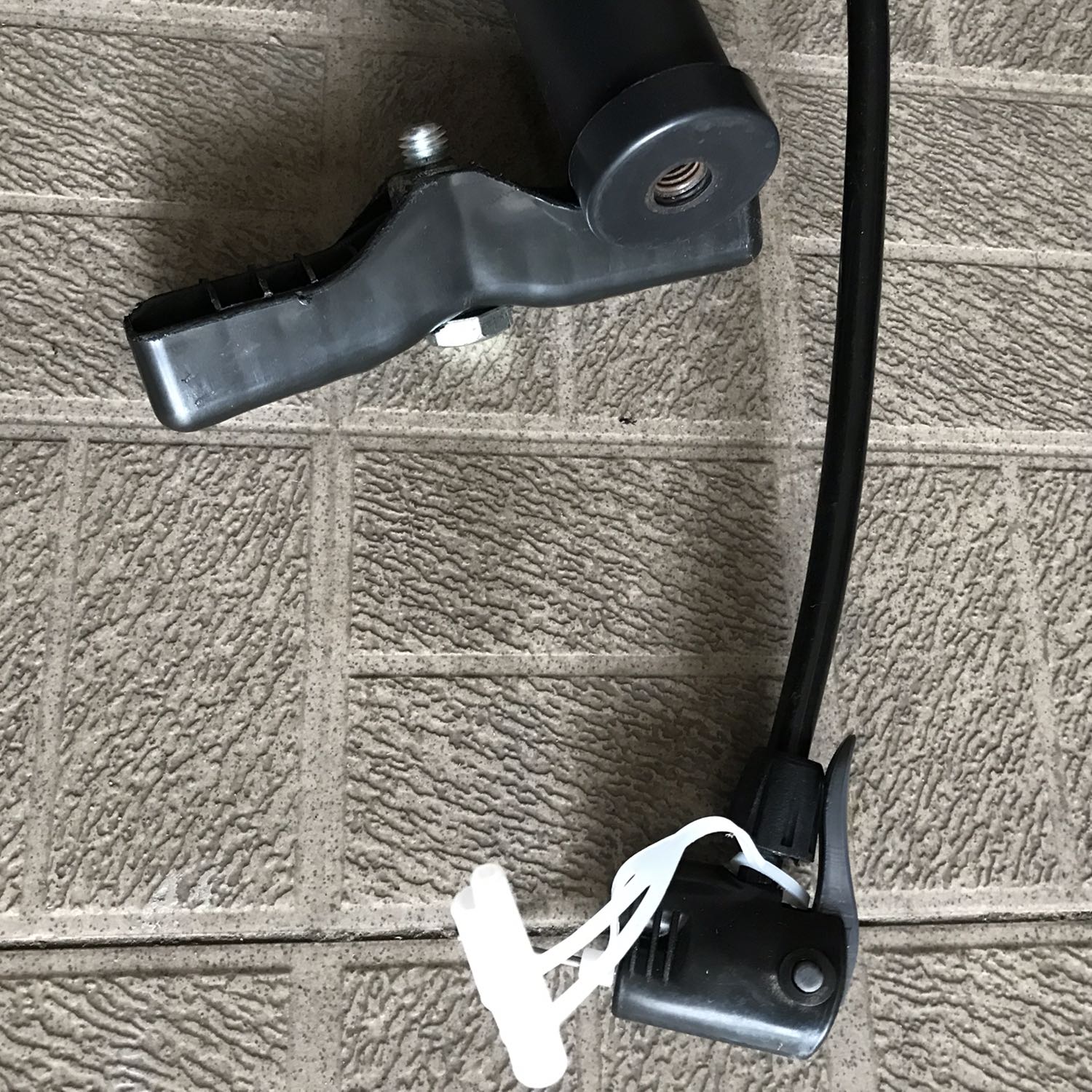 Sản phẩm bị lỗi, mất bộ phận nối tay cầm vào ống bơm. Đã gửi ý kiến qua *** cho Tiki, nhận được phản hồi là đang kiểm tra và cho khách hàng số đt của nhà cung cấp, nhưng gọi nhà cung cấp không được, tới nay 10 ngày vẫn không thấy ai gọi hỏi thăm. Nay rảnh tự chế lại để xài cho rồi.