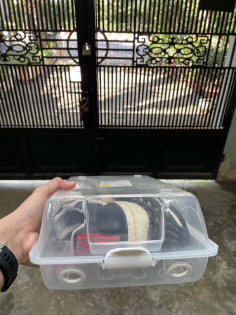 Nói là nhiều màu, nhưng giao có 1 màu. Lại còn bị gãy mất cái chốt nữa.