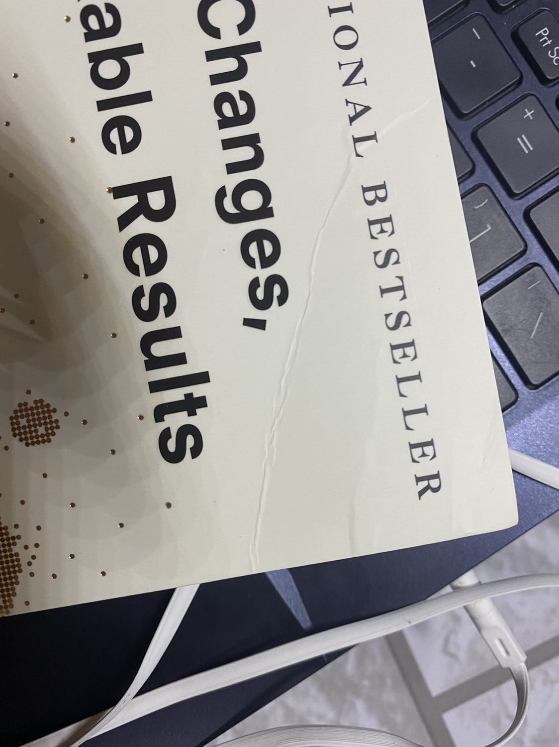 Sách đẹp, giao nhanh có điều bị mấy nếp nhăn ở bìa sách🥲 cầm quyển sách mới mà thấy bị vậy hơi ko hài lòng tí. Nhưng nội dung rất hay. Đọc một lần tren Kindle rùi nhưng muốn đọc nhiều làn nên mua hẳn sách đọc cho sướng. Giá rất phải chăng so với các chỗ bán sách ngoại văn khác ( giá toàn >450k). Nên mua❤️