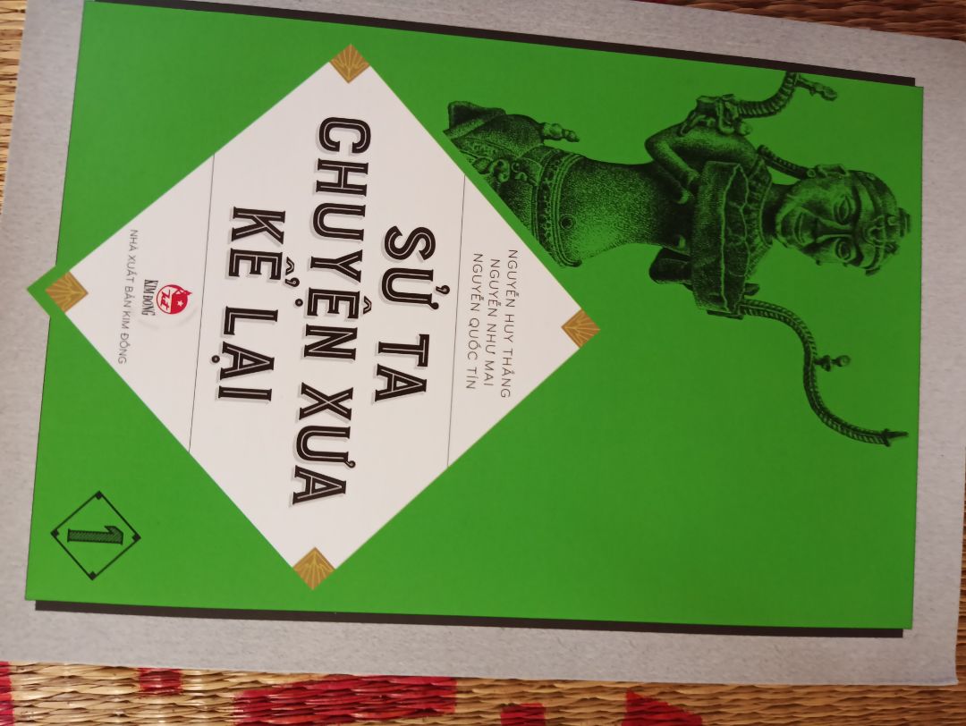 Sản phẩm chất lượng, nội dung hay mới lạ, không bị nhàm chán như khi đọc các cuốn chính sử. Giao hàng nhanh và đóng gói rất cẩn thận