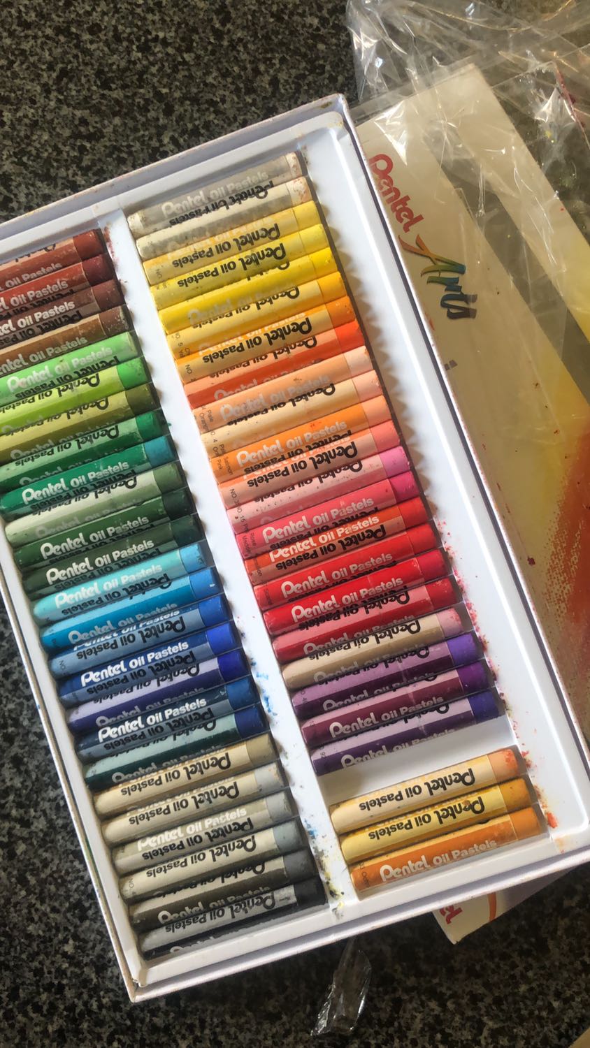 Sản phẩm có nhiều lỗi để khiến mình đánh giá rằng đây không phải là sản phẩm chính hãng hoặc chưa qua sử dụng
1. Thiếu 1 màu trong bộ.
2. Màu tèm lem rất bẩn ra bao bì trắng, màu không được xếp theo đúng thứ tự đầu trên dưới.
3. Có những màu ngắn hơn hẳn, đầu có vết như đã được sử dụng. 

Mong Tiki xem xét lại nhà bán. 
Các bạn khách khác cân nhắc kỹ trước khi mua.