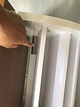 Cực kì khó chịu!
Giao hàng lâu.
Hàng ko giống hình ảnh shop đưa! 
- màu khác ( cái này du di vi có thể chụp do ánh sáng)
- có cảm giác như tiếc nhựa, cắt xén bớt, ko giống ảnh đã đưa lên (treo đầu dê bán thịt ***)
Như hình mình chụp bên trên, cảm thấy mất thẩm mĩ cực kì, các ngăn quá hở so với hình shop đưa trước đó. Đường nét tủ đóng cong vênh ko chắc chắn.
- dép để rớt hầu hết, để giày đầy luôn thi may ra. Cái này do phần thanh ngang làm quá ngắn, xén bớt nhựa, ko giống hình ! 

Mình bức xúc ko chịu nổi! Các bạn đừng nên mua để mang cục tức giống mình nhé!