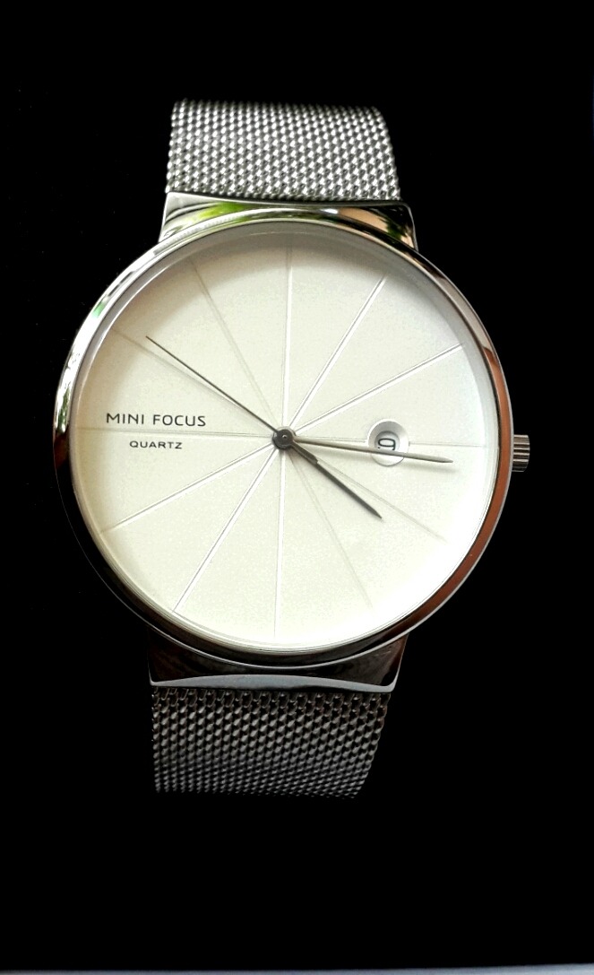 Hàng khá bắt mắt, mà hơi bị dày, giá như chỉ dày 8mm thì đẹp. Ô xem ngày quá nhỏ, mắt người già không nhìn rõ số!....