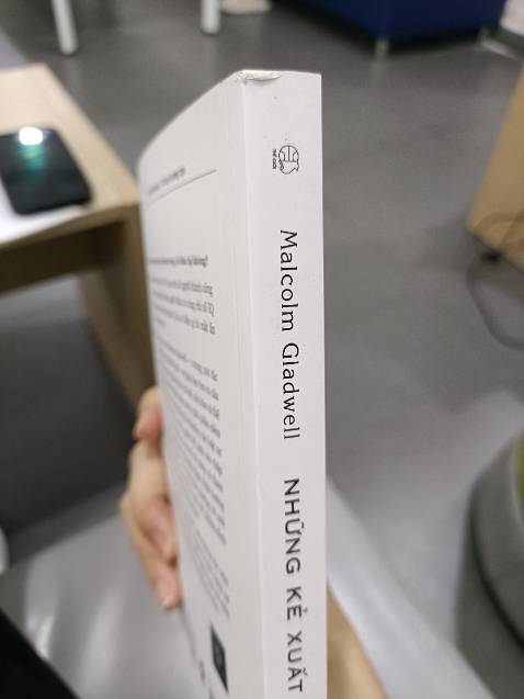 Rất kỳ vọng, nhưng:
- sách chất lượng giấy mỏng. Nội dung sau lộ phần trang trước rất khó chịu.
- chữ mờ làm điều tiết mắt rất mỏi
- chất lượng in, màu mực không đủ tốt.
- bìa sách dơ bụi, gáy sách cong vẹo.
Rất mong đổi lại quyển khác. Đây là quyển mình rất kỳ vọng. 

Xin cảm ơn
