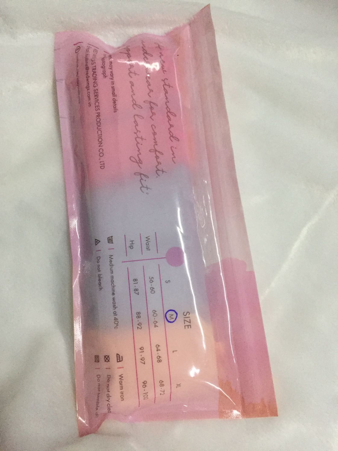 Chất vải co dãn thấm hút tốt, mặc thoải mái ko bị cấn gân viền. Mà kiểu lần trước mặc thấy ổn nên lần này quất 20 cái, xong shop giao 4 bọc mỗi bọc 5 cái y chang nhau có đúng 3 màu như dưới. Đã ko thích màu đỏ màu xanh thì chớ. 😩