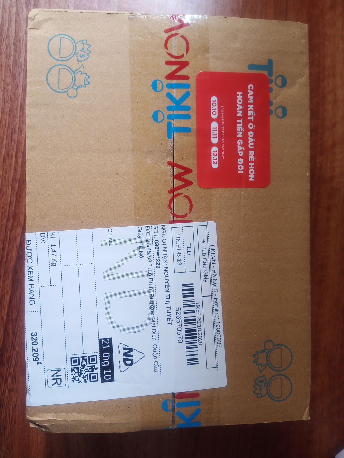 Sách bị sờn và nhăn bên trên, cảm giác giống bị gặm hay đè cong á. Sách còn bám bụi nữa. Mình mất tiền mua sách, cuốn này cũng hơn 600k mà không nỡ lau cho mình. Giao hàng nhanh. Đọc thấy nhiều người review tệ rồi nhưng vẫn mua vì thích quyển này. Mà đúng như review luôn.