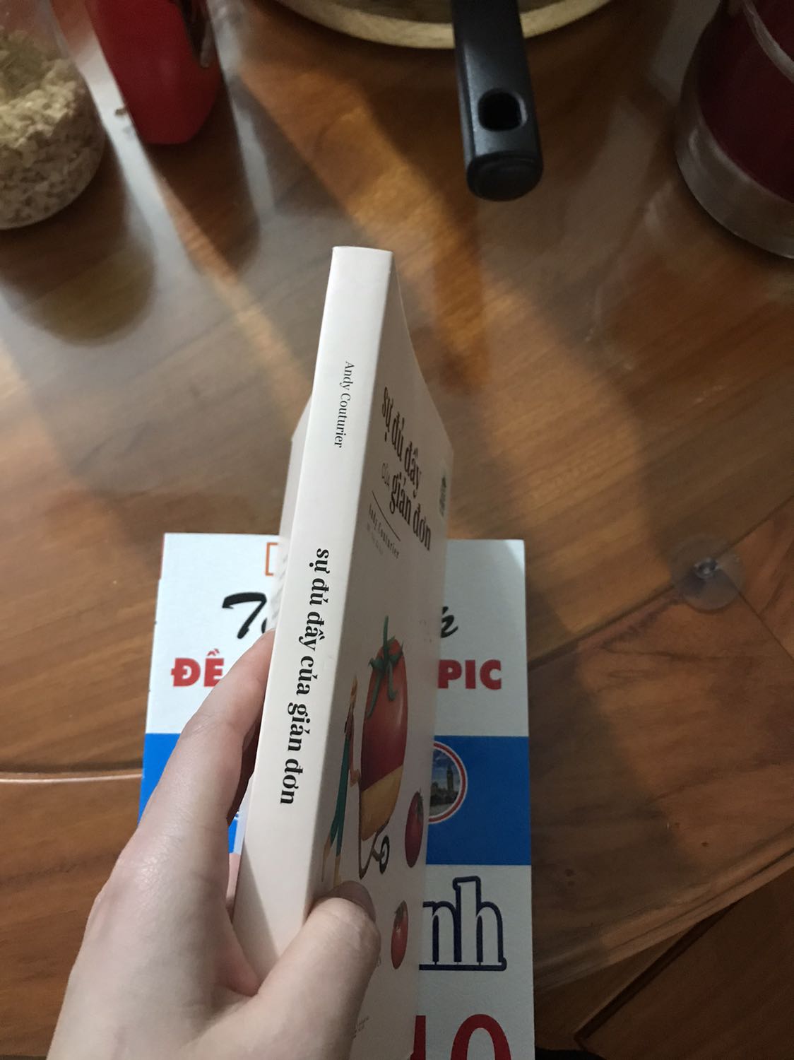 Mới đầu tưởng ẻm nhỏ nhỏ xinh xinh ai dè to bằng quyển tài liệu tiếng anh cụa mình :)) gì chứ tiki gói hàng chẳng cẩn thận gì hết trơn á. Mở hộp ra vỏn vẹn hai cuốn sách ngoài ra không có thêm bất kì thứ gì. May mà sách không có vấn đề gì. Sách tui đặt mà bị làm sao thì.. :))))))))