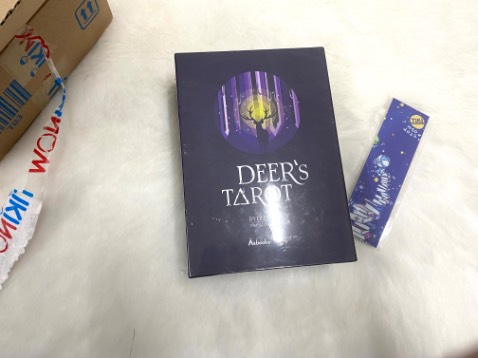 Không ngờ có ngày t được cầm trên tay bộ bài mua giá này và đẹp đến vậy. Không thích cách đóng gói của Tiki nhưng được tặng kèm bm nha 😃👏. 
Bộ bài thì chỉn chu, lá bài dày dặn sờ mướt tay. Hoan hô nsx lắng nghe góp ý trước đó và cải thiện chất lượng. Hộp ngoài nhìn sang xịn mịn, hộp bé không ưng lắm nhưng bộ bài là ngôi sao rồi nha, mình nó cũng đủ 5* rùi. 
Tui ưng lắm á. Aaaaaaaa!!!!