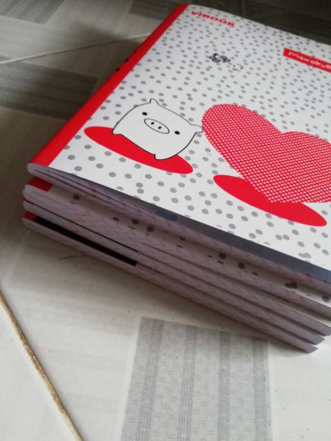 Đặt vở 200 trang mà giao có 100 trang, chất lượng giấy mỏng in màu nhãn hiệu Vibook rất nhạt tôi rất nghi ngờ chất lượng. Tôi sử dụng Vibook đã lâu nhìn qua là biết không phải Vibook chính hãng. Đã làm thủ tục trả hàng.