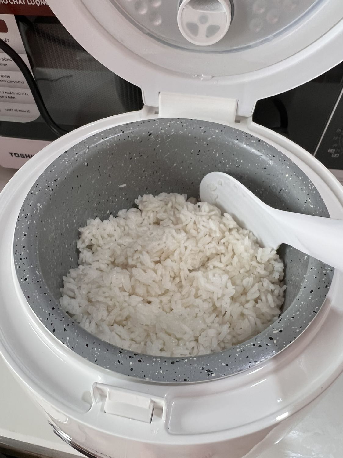 Nồi đẹp, nấu thử cơm ngon, đặc biệt nhân viên giao hàng rất kiên nhẫn và lịch sự dù ko liên lạc được với mình sau 9 cuộc gọi nhỡ (do mình ra ngoài để quên đt) 😭 Cảm ơn Tiki và anh/chị shipper rất nhiều!