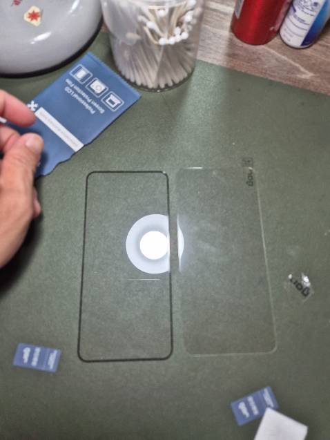 Kính mỏng hơn kính có viền đen mua ngoài chợ.
Kính có viền vân tay không sử dụng được.

Kính gor này mình gắn cho galaxy s24 hoạt động vân tay hoàn hảo. Có đục lỗ cho camera trước, chụp ảnh đỡ loe sáng.

Cá nhân mình thích kính này hơn kính nillkin, dày dặn hơn(dù kính nilkin mắc tiền hơn).