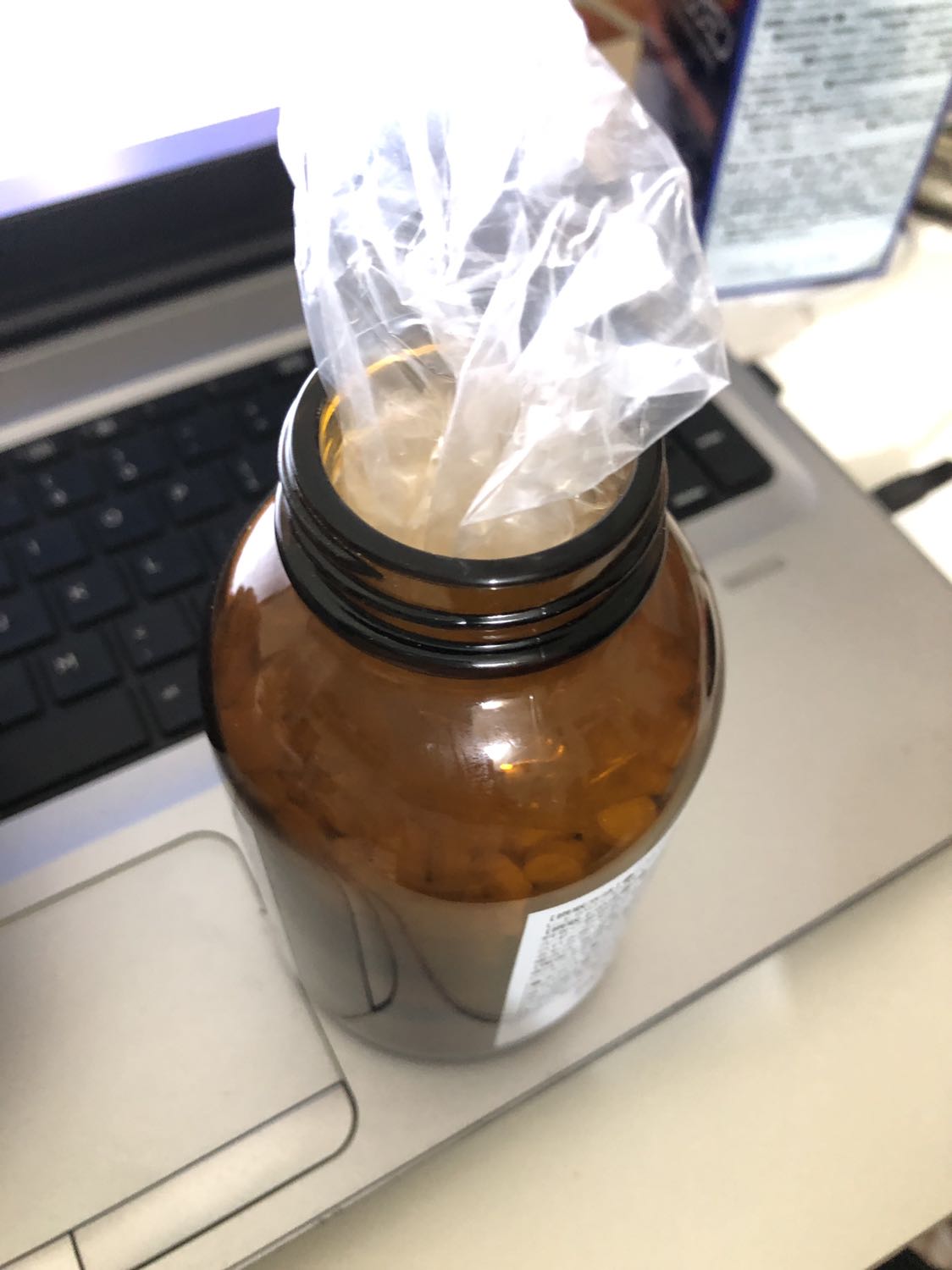 Sản phẩm là thực phẩm chức năng không có tem niêm phong, có dấu hiệu cậy mở, không có giấy HDSD, bên trong còn có giấy bóng không biết để làm gì 🙂