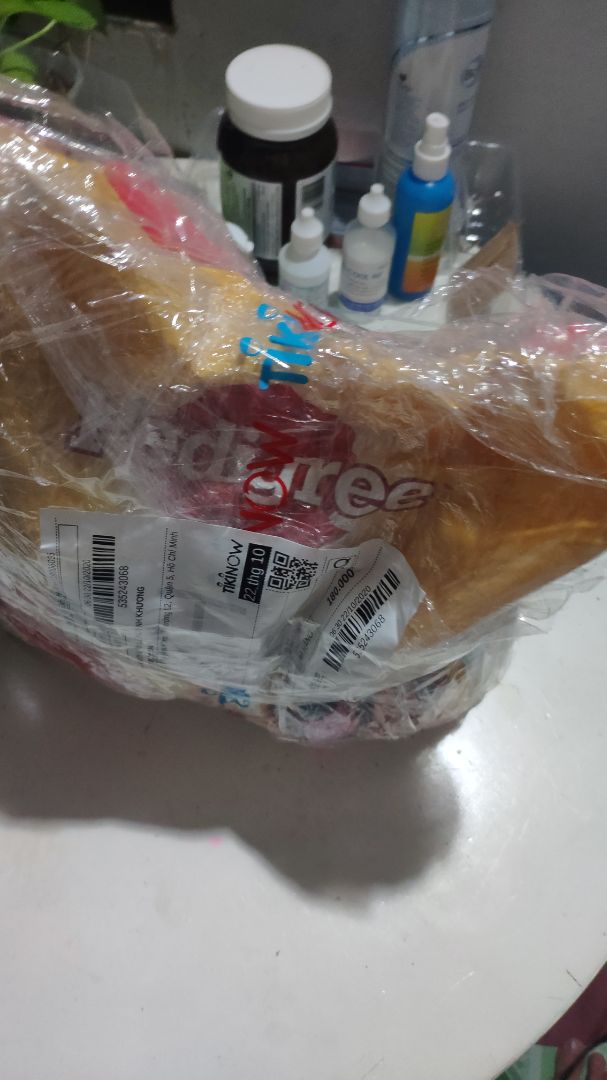 Giao hàng mà làm ẩu, cột cái túi trên baga, xong lấy dao rọc giấy rạch rạch để cắt băng keo, cắt vô đứt túi luôn.
Mình cầm vô phòng đặt xuống thấy bay mùi thức ăn. Bóp bóp thấy bọc xẹp chứ không căng như lần trước. xem kỹ thấy đường rạch.
Để trả hàng một lần cho chừa