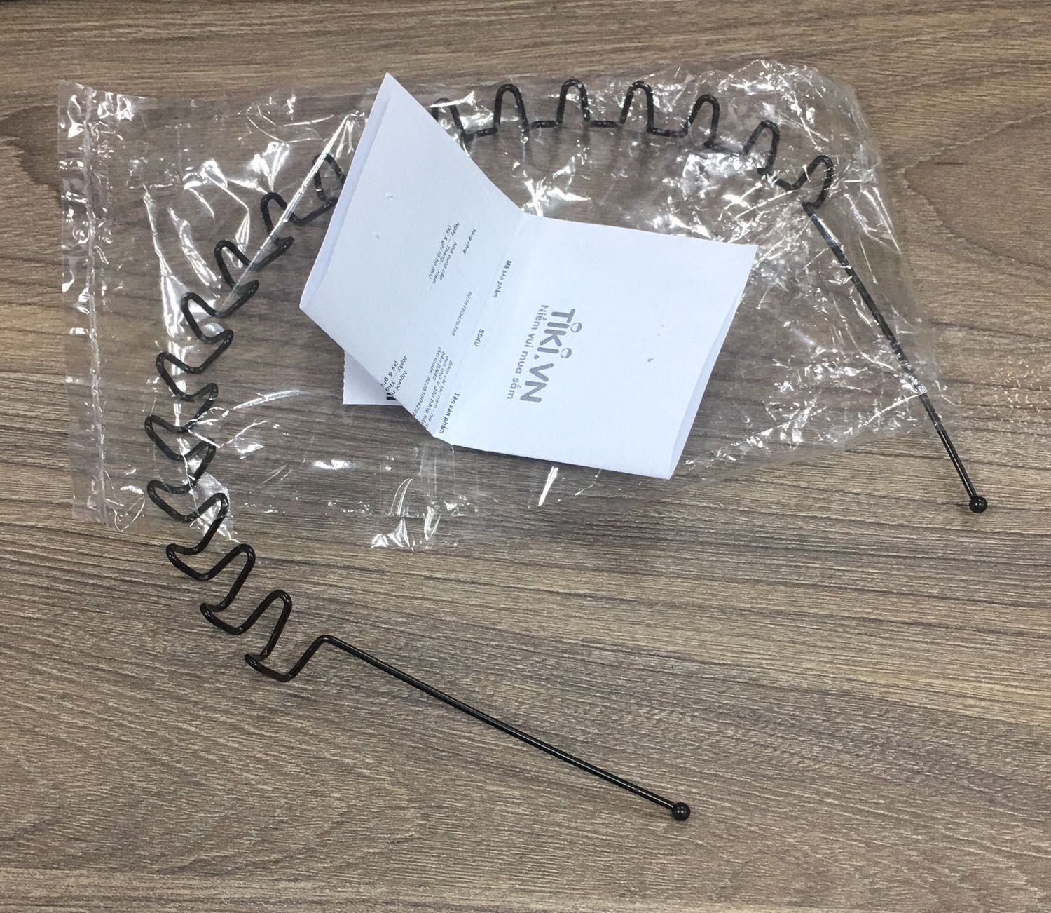 Túi đựng cho có, không bọc hết được sản phẩm, sản phẩm bị tróc sơn, chạm vào nhám tay.
Mua 3 cái, 1 cái đã giao hàng, 2 cái nữa hy vọng k bị vậy.
Nhận xét cho đính kèm ảnh nhưng không có gửi.