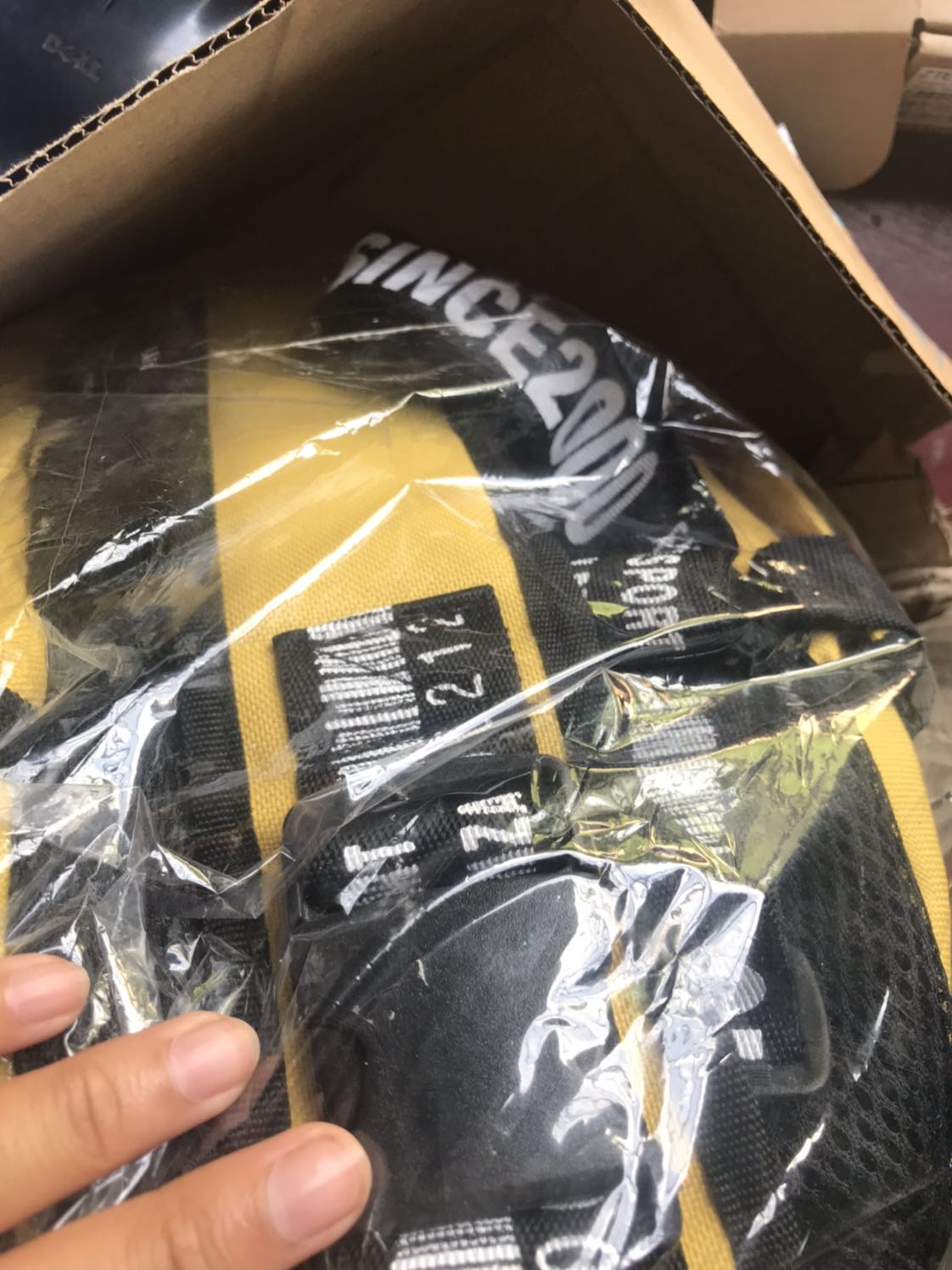 Đóng gói kĩ, màu hơi nhạt nhưng vải dày, rất vừa túi tiền và hài lòng. Chị giao hàng siêu dễ thương... Nói chung là Tiki chưa bao giờ lòng mình thất vọng!! Sẽ luôn ủng hộ Tiki