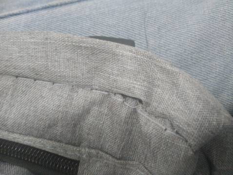 Chất lượng sản phẩm quá tệ. đường may thì không liền lạc. chỉ bị hở , bị lỗi tùm lum. 
chỉ được cái là vài dù , không thấm nước..chú giao hàng thân thiện.