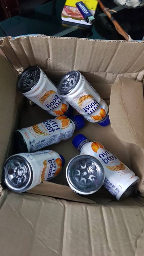 Tiki phải làm rõ vụ này để trả lại công bằng cho khách hàng. Thùng sữa mình từ Hà Nội đặt về quê cho bố mình ở Hải Phòng. Lúc em trai mình mở thùng ra thì chỉ có 6 vỏ chai nutriboost (hàng tặng kèm). Thùng sữa thì bị mất 2 lốc. Đây là lần đầu tiên mình bị vậy. Mình suy đoán lỗi này khả năng là do các bên vận chuyển thôi. Em trai mình thì nói là cho qua vụ nhưng mình thì không. Phải làm rõ vì còn quyền lợi của những khách hàng sau nữa. Sữa mà bị thế này, nhỡ có ai đó bơm hay tiêm chất độc gì đó vào sữa thì sao?! 
Những ai bị như mình cứ mạnh dạn thông báo với TIki nhé. 
Tiki đang hỗ trợ mình để giải quyết vụ này.