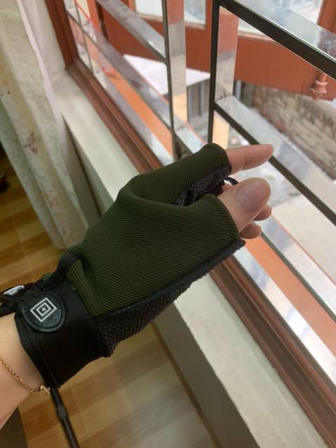 Chất lượng rất tốt. có các hạt chống trơn trượt nên rất tiện dụng cho những shipper đi ngoài trời như mình. giá rẻ hàng giao nhanh