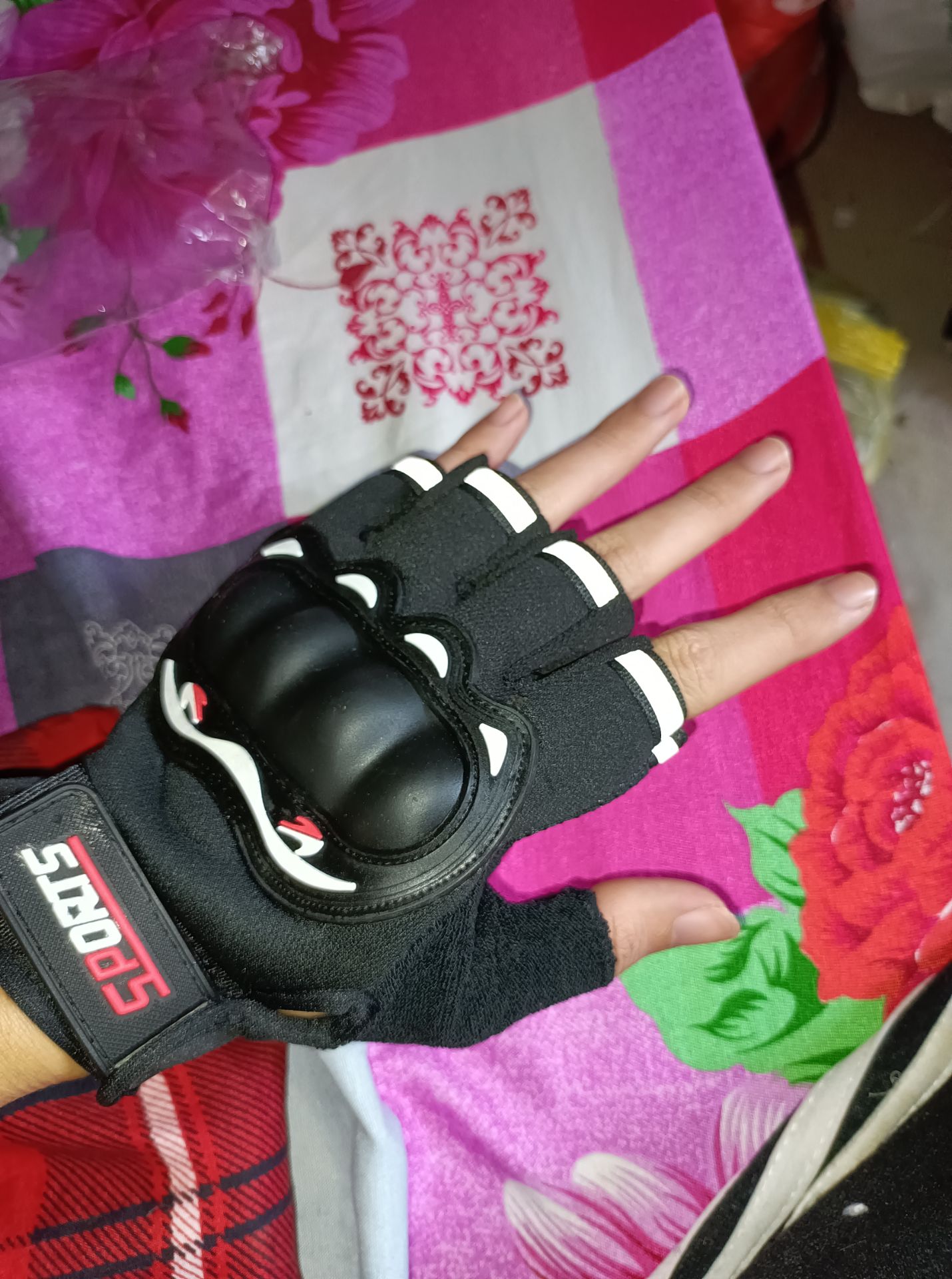 shop có nhầm lẫn gì không? trên hình là không cắt ngón mà nhỉ